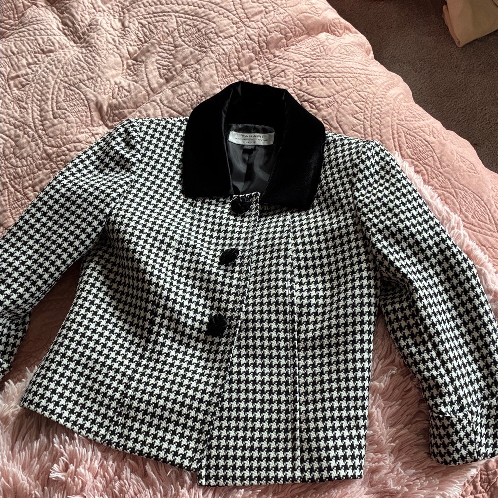 Chic Houndstooth Blazer with Black Velvet Collar
